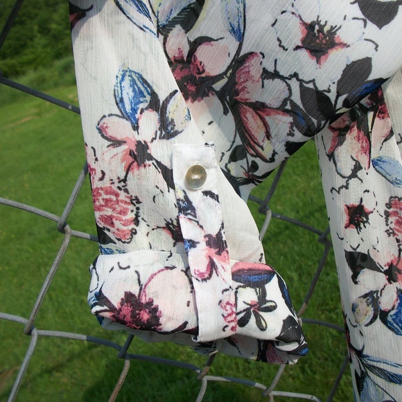 About A Girl Sheer Floral Blouse Sz S - Picture 3 of 6